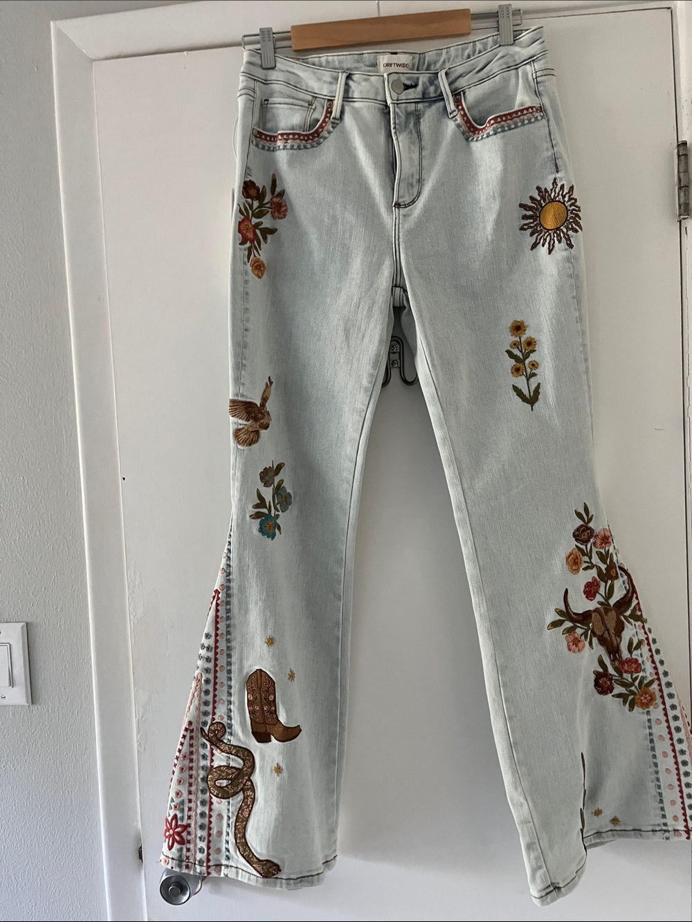 DRIFTWOOD Farrah Embroidered Light-Wash Women’s Flare Jeans 29 - Picture 1 of 11